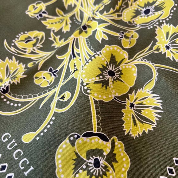 Luxury Gucci Foulard with Interlocking G Pattern - Picture 9 of 9